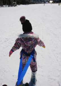 滑りながら覚える】ハーネス（紐）を使った子供のスキーの練習方法